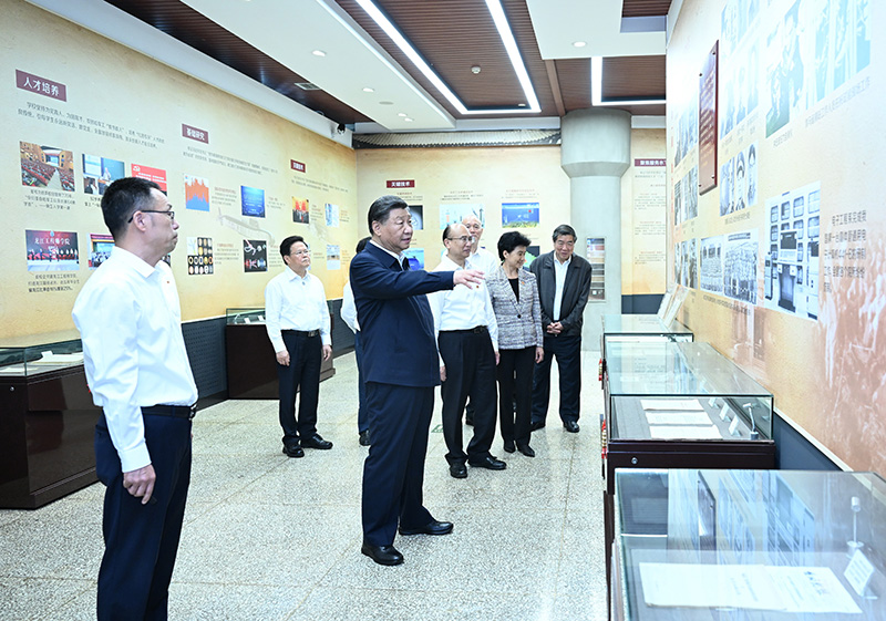 9月6日至8日，中共中央總書記、國家主席、中央軍委主席習(xí)近平在黑龍江考察。這是7日上午，習(xí)近平在哈爾濱工程大學(xué)哈軍工紀(jì)念館考察。