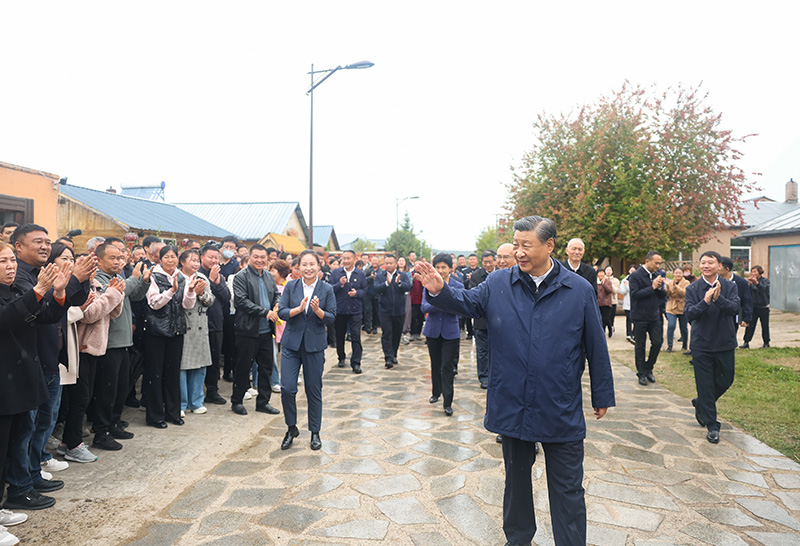 9月6日至8日，中共中央總書記、國家主席、中央軍委主席習(xí)近平在黑龍江考察。這是6日下午，習(xí)近平在大興安嶺地區(qū)漠河市北極村考察時(shí)，向當(dāng)?shù)厝罕姄]手致意。
