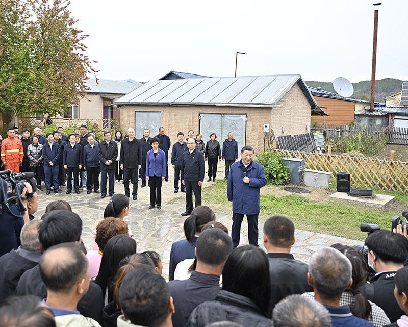 9月6日至8日，中共中央總書記、國家主席、中央軍委主席習(xí)近平在黑龍江考察。這是6日下午，習(xí)近平在大興安嶺地區(qū)漠河市北極村考察時(shí)，同當(dāng)?shù)厝罕娪H切交流。