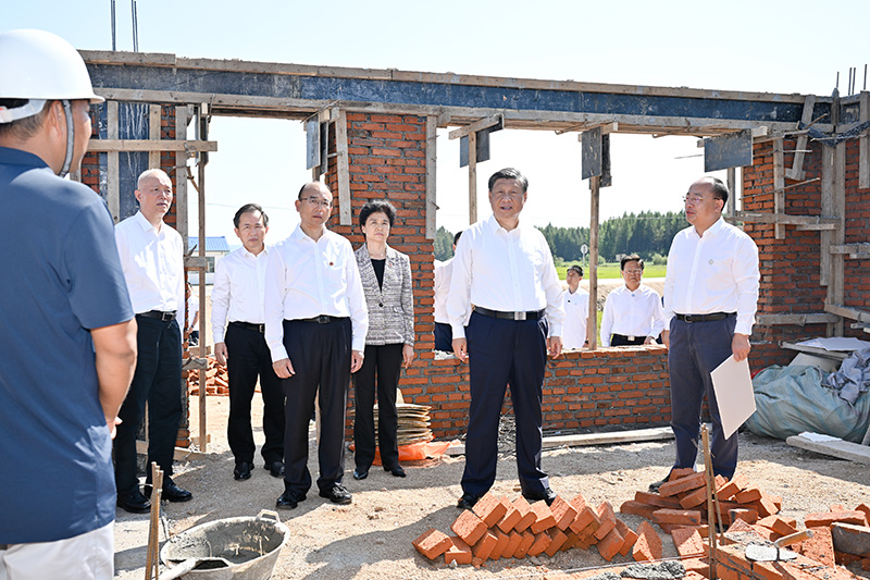 9月6日至8日，中共中央總書記、國家主席、中央軍委主席習(xí)近平在黑龍江考察。這是7日上午，習(xí)近平在遭受洪澇災(zāi)害的哈爾濱尚志市老街基鄉(xiāng)龍王廟村，察看水毀房屋重建情況。