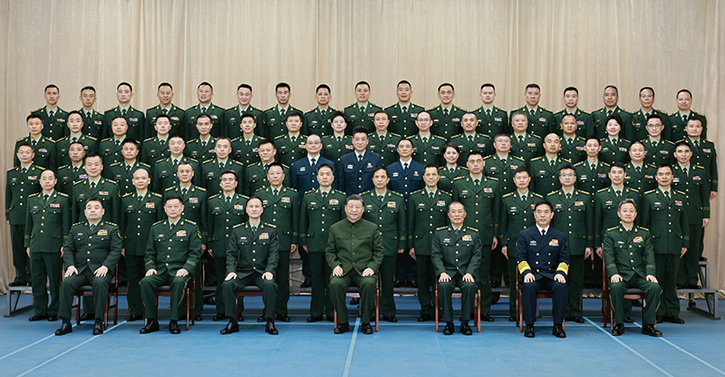 11月29日，中共中央總書記、國家主席、中央軍委主席習(xí)近平到武警海警總隊(duì)東海海區(qū)指揮部視察。這是習(xí)近平親切接見東海海區(qū)指揮部有關(guān)同志，同大家合影留念。